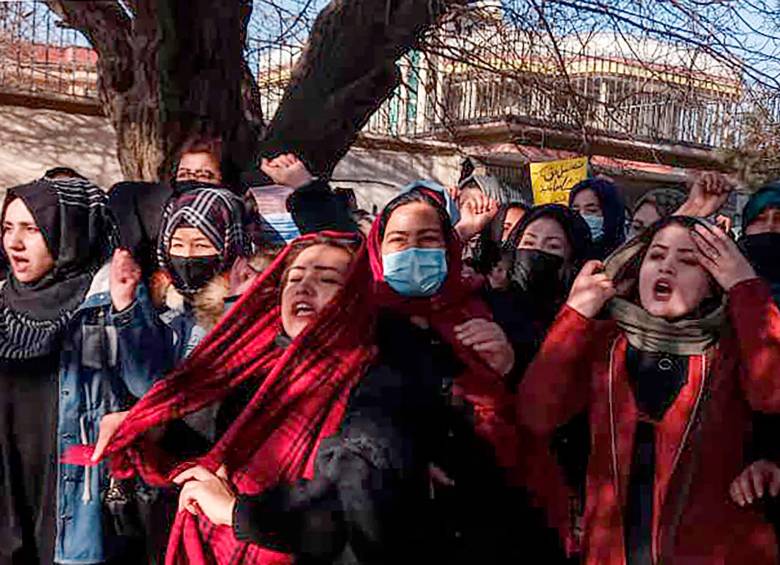 La prohibición de entrar a las universidades se dio porque las mujeres se negaban a usar el hiyab todo el tiempo. FOTO getty