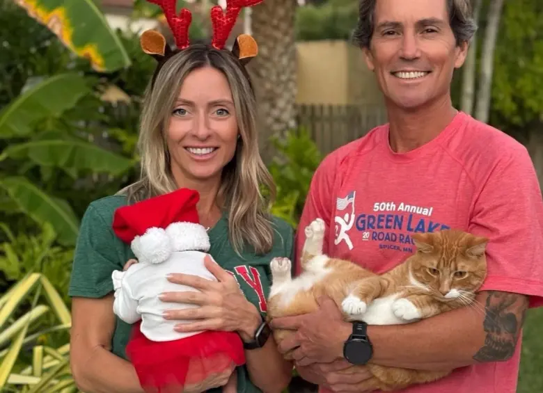 Los padres con la bebé en Navidad tras nacer en 2025. FOTO: Tomada de redes sociales de Steven Mills