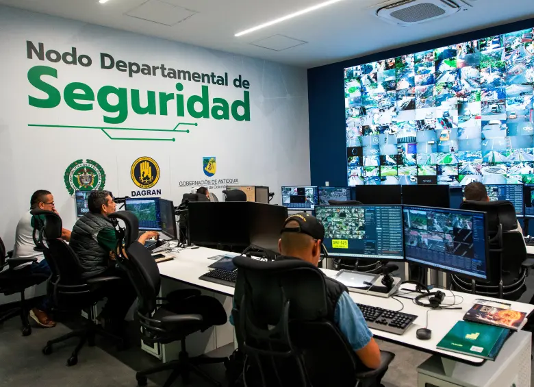 Desde el Nodo Departamental se controlan las cámaras de seguridad de los municipios de Antioquia. FOTO JULIO CÉSAR HERRERA