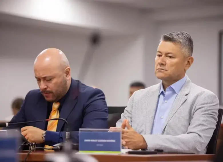 A la izquierda está David Herley Guzmán Ramírez, coronel retirado, hoy en juicio ante la JEP por presuntas ejecuciones extrajudiciales. FOTO: JURISDICCIÓN ESPECIAL PARA LA PAZ.