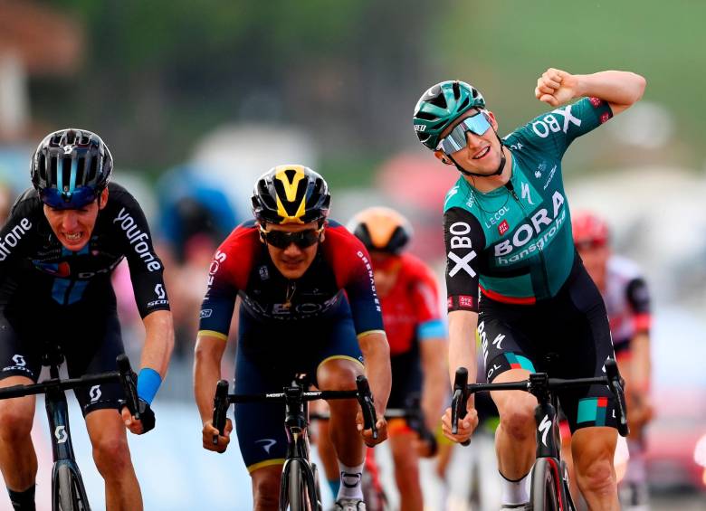 Jay Hindley (derecha) superó por estrechó margen a sus competidores en la línea de sentencia de la novena etapa de la ronda italiana, que este lunes tendrá jornada de descanso. FOTO getty