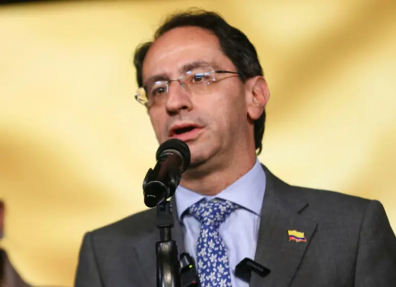 El vicepresidente José Manuel Restrepo ha estado en diferentes lugares de Colombia para enfrentar la emergencia por el terremoto. Foto: Colprensa.