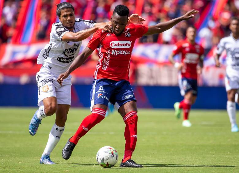 Víctor Moreno viene de anotar en el último compromiso del DIM, ante Tolima. Así que además de su compromiso defensivo también le aporta en ataque al elenco antioqueño. FOTO Carlos Velásquez
