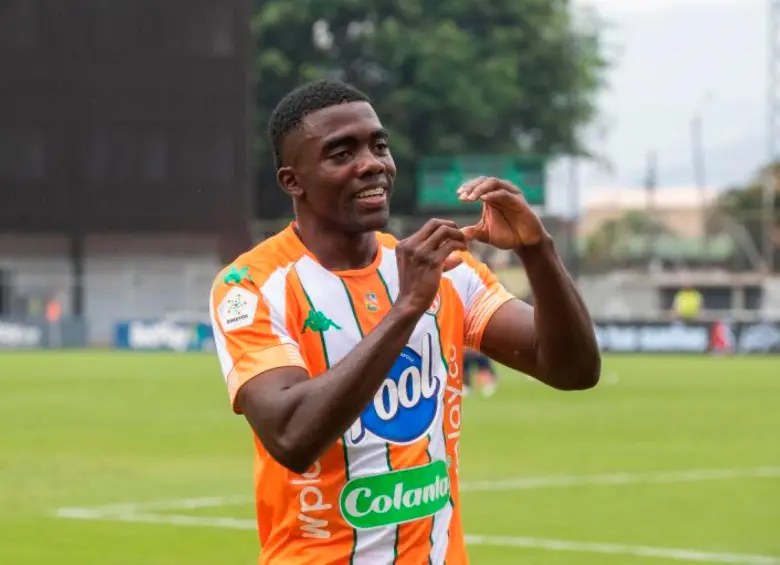 Luis Ángel Díaz celebrando uno de los goles que marcó con Envigado en la Liga Betplay. FOTO ESNEYDER GUTIÉRREZ 