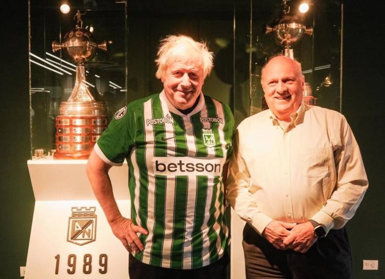 Boris Johnson y Antonio José Ardila con las dos copas Libertadores que ha ganado el club verde paisa. FOTO: Tomada de redes sociales @nacionaloficial