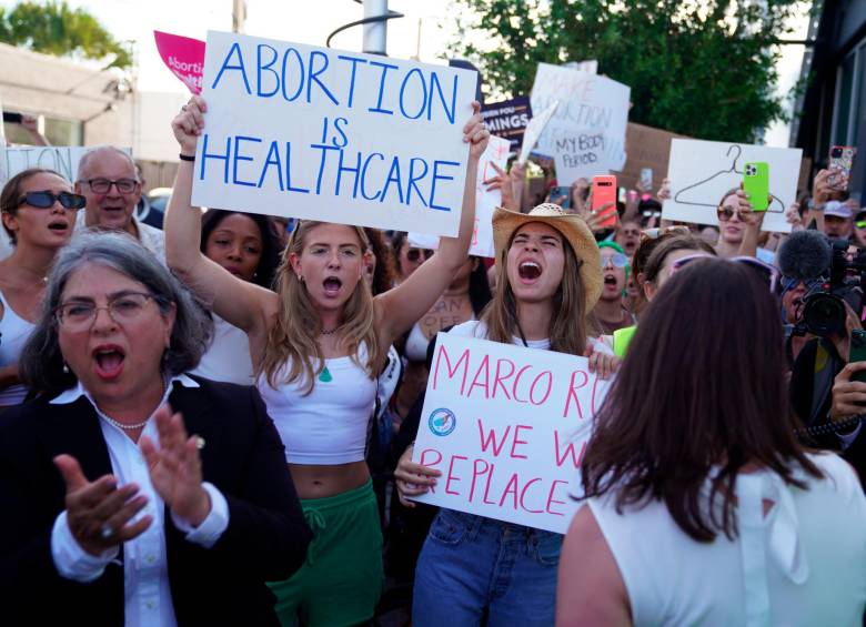Feliz y enojado: las caras del país que tumbó el aborto y dejó las armas 