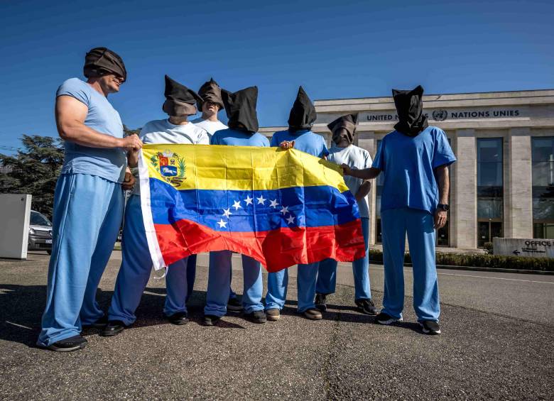 Exdetenidos de la prisión El Rodeo I, con pijamas azules y capuchas que evocan las condiciones de reclusión, participan en un diálogo con la misión sobre Venezuela del Consejo de Derechos Humanos de la ONU en Ginebra. FOTO: AFP.