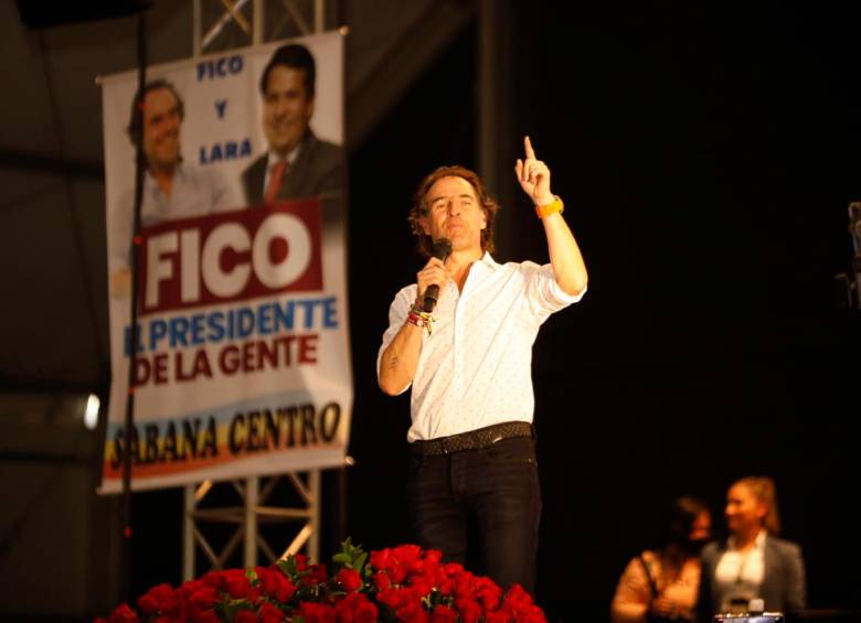 Federico Gutiérrez le preguntó a Gustavo Petro si él está detrás de la instalación de un micrófono en su sede administrativa de Medellín. FOTO: CORTESÍA