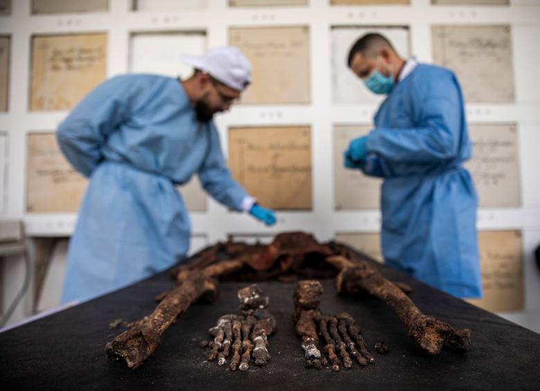 En 2003 al cementerio de Rionegro llegaron más de 80 cuerpos sin identificar. Los militares los llevaban en camionetas según el sepulturero. 