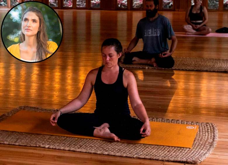 Será una práctica masiva de meditación para todos, incluso para quienes no saben hacerlo. En el círculo su directora Manuela Mejía. FOTO Julio C. Herrera y cortesía