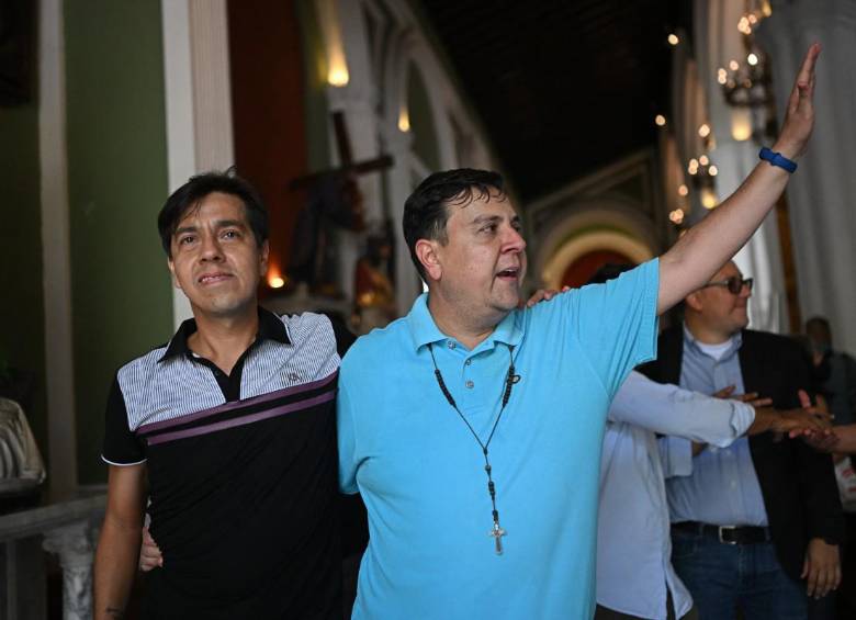 Excarcelado el defensor de derechos humanos Javier Tarazona, luego de cuatro años y siete meses detenido por el régimen de Nicolás Maduro. Euforia y oración en iglesia de Caracas por la excarcelación del activista. FOTO: @AFP.