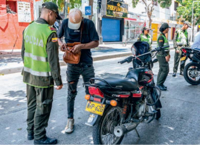 La Policía y el Ejército incrementaron los patrullajes en los principales corredores viales, centros turísticos y zonas comerciales de Santa Marta. FOTO: AFP