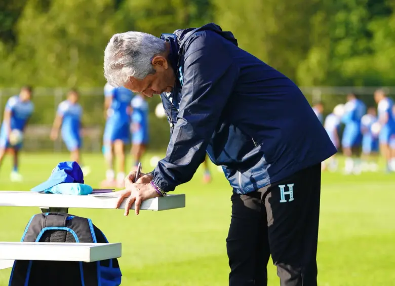 Reinaldo Rueda en medio de un entrenamiento con la Selección de Honduras. FOTO: REDES SOCIALES SELECCIÓN DE HONDURAS