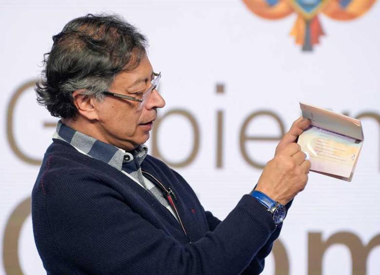 Petro presentó el nuevo pasaporte el 23 de febrero. Dijo que la transición al nuevo documento empieza el 1 de abril. FOTO Presidencia y Cancillería