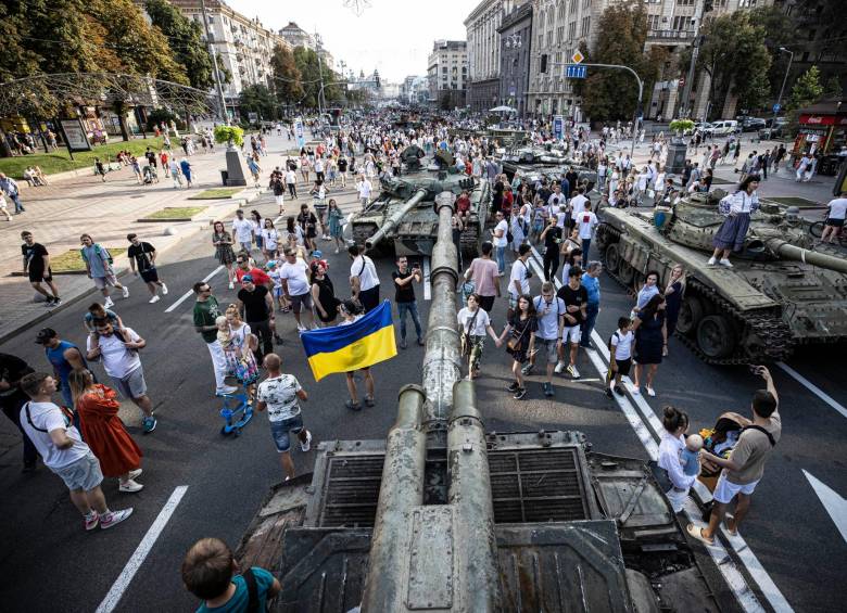 Las calles de Kiev, capital de Ucrania, tienen las armas destruidas de los invasores de Rusia para que su gente conmemora el día de su independencia. Temen nuevos ataques. FOTO Getty