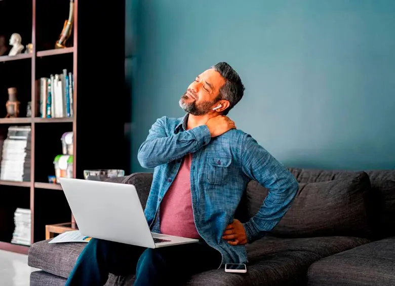 Los empleados agotados pueden mostrar menor participación en reuniones, reducir su productividad, retrasar entregas o incluso aislarse de su equipo de trabajo. FOTO: GETTY
