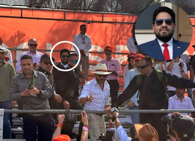 Joseph M. Humire, subsecretario adjunto de Guerra para Asuntos de Seguridad de las Américas del gobierno de Donald Trump (en el círculo, de barba), apareció junto al presidente Abelardo de la Espriella en el palco del Desfile de Silleteros de la Feria de las Flores. FOTO redes sociales