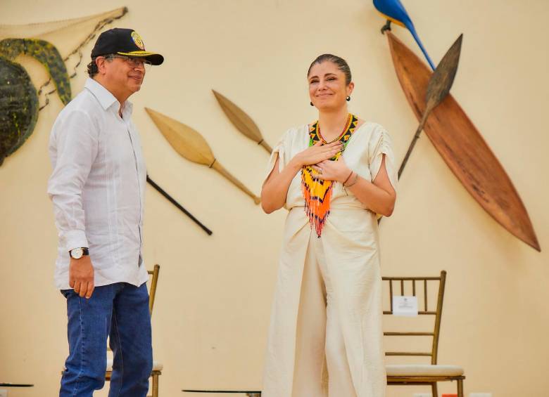 El presidente Gustavo Petro, durante la posesión de la defensora del Pueblo, Iris Marín Ortiz, con quien tuvo un cruce de solicitudes a raíz de la Operación Perseo en El Plateado (Cauca) este fin de semana. FOTO Presidencia