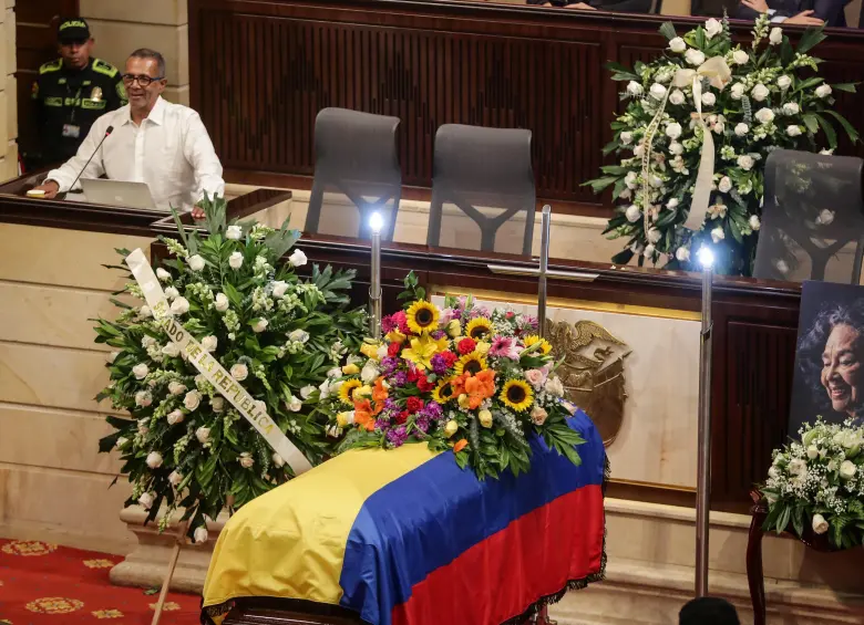 El féretro de Sonia Basanta Vides, Totó La Momposina, cubierto con la bandera de Colombia en el Salón Elíptico del Capitolio Nacional de Bogotá, donde familiares, artistas y seguidores le dieron su último adiós. FOTO Colprensa-Catalina Olaya