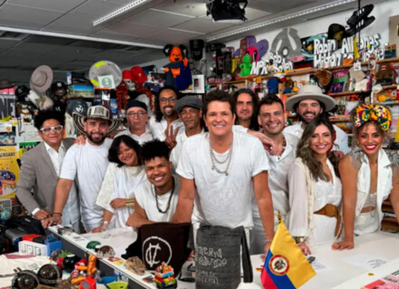 Carlos Vives y los músicos que lo acompañaron en el pequeño concierto de Tony Desk. Foto: Colprensa.