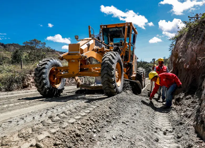 Los proyectos viales constituyen la mayor parte de las obras por impuestos en Antioquia. Arriba, aspecto de la nueva vía Camparrusia - Dabeiba, construida a través ese mecanismo. FOTO EL COLOMBIANO