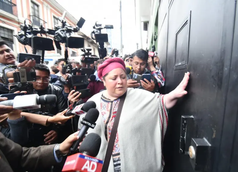 La exministra de la Presidencia, María Nela Prada, a las afueras de la Fuerza Especial de Lucha contra el Crimen. FOTO: Cortesía APG