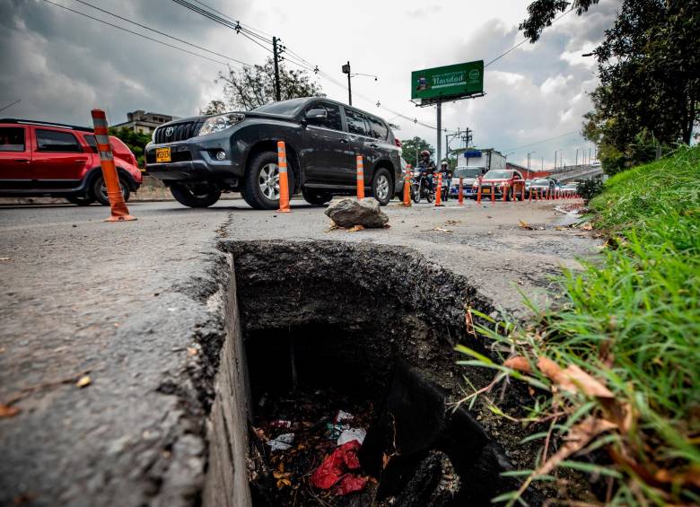 El hueco en el pavimento que se abrió en la avenida Regional está localizado a pocos metros del intercambio vial La Ayurá. FOTO CAMILO SUÁREZ
