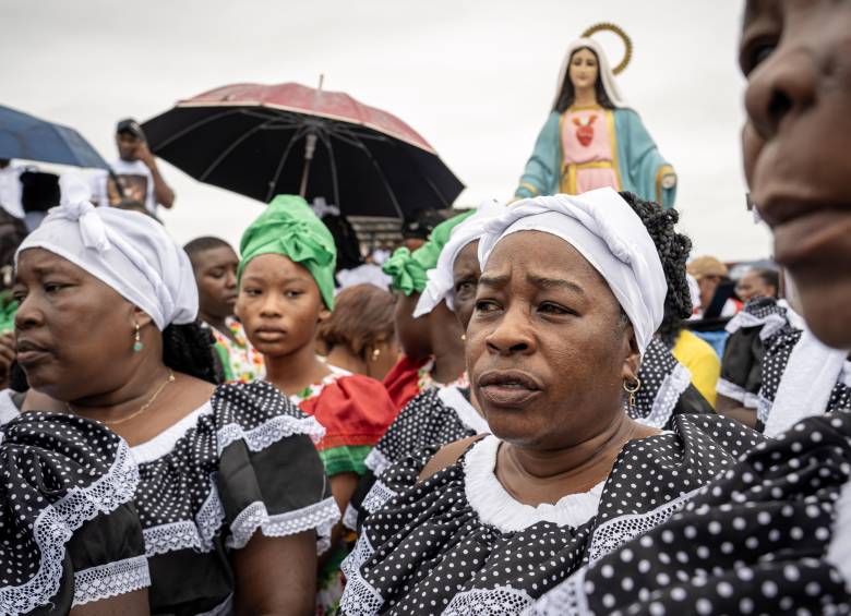 El grupo de cantadoras de Bojayá lleva décadas acompañando a sus símbolos religiosos con alabaos que le cantan a la memoria y a la resistencia. Foto: Santiago Marín