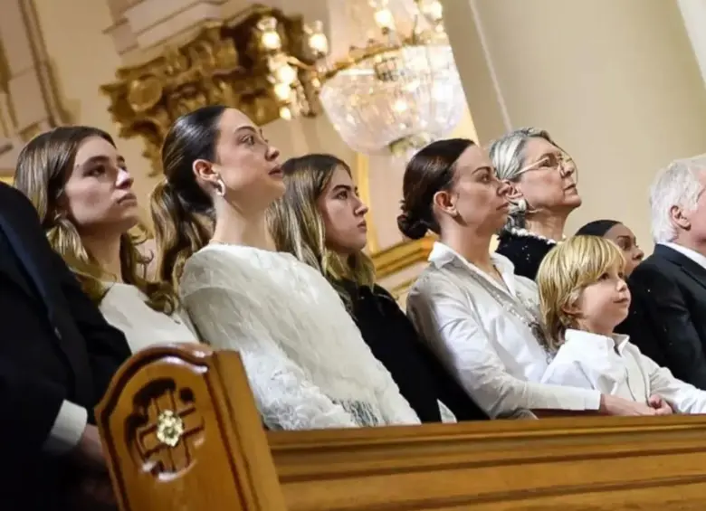Los familiares de Miguel Uribe durante la eucaristía para darle el último adiós antes de la santa sepultura. FOTO: Colprensa