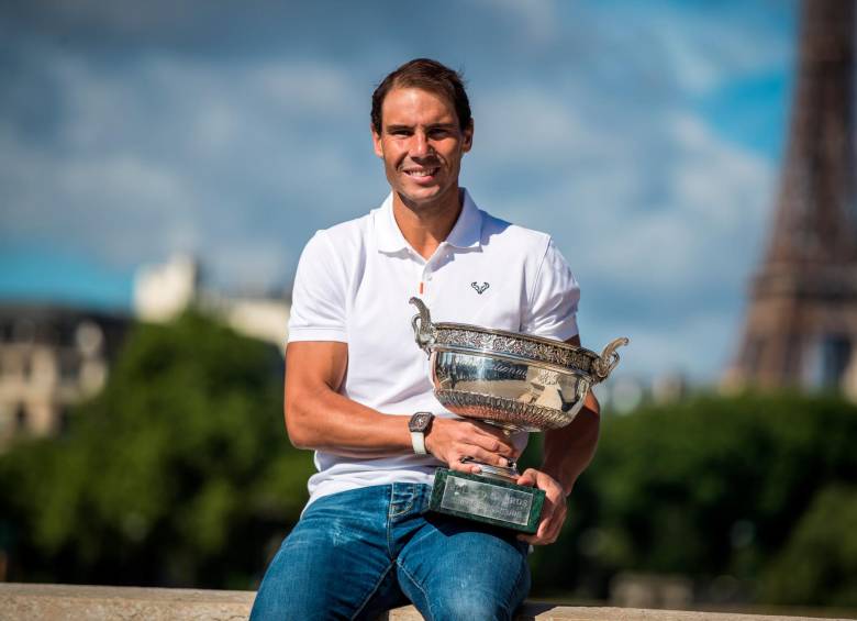 Nadal con su más reciente trofeo del Roland Garros. FOTO: EFE