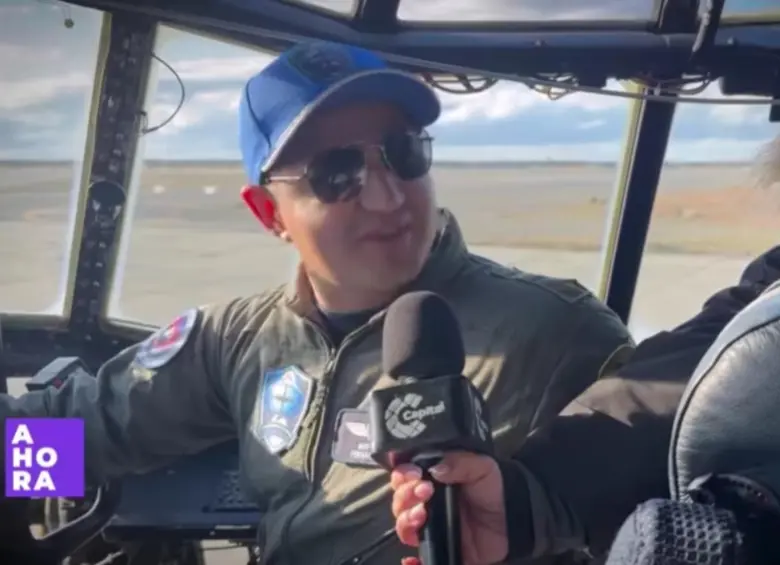 El piloto Fernández en medio de la entrevista por la misión en la Antártida. FOTO: Captura de video de Canal Capital 