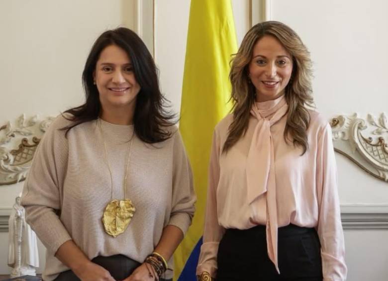 La ministra de Culturas, Paola Holguín, junto a la nueva directora de la Biblioteca Nacional, Julia Daza. Foto: Redes sociales.