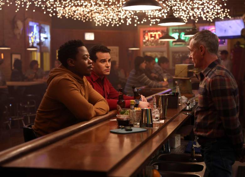 Daniel Kyri con Alberto Rosende en Chicago Fire, Rosende es de origen colombiano. FOTO Corteesía Universal TV