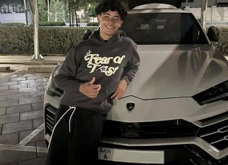 Cristiano Junior junto al que sería su primer carro, el Lamborghini Urus S blanco. FOTO: Tomada de redes sociales @Cristianojrx7