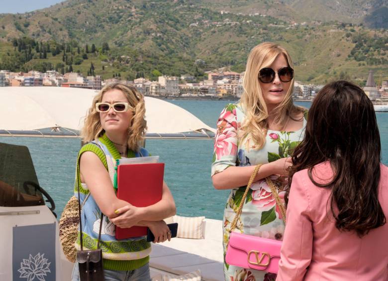Portia (interpretada por Haley Lu Richardson) y Tanya (Jennifer Coolidge) llegan a Sicilia en la nueva temporada de The White Lotus. FOTO cortesía hbo max