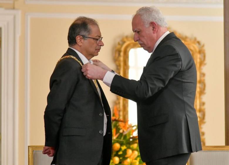 El asesor de asuntos internacionales de Palestina, Riad Malki, poniÃ©ndole la condecoraciÃ³n a Gustavo Petro. FOTO: PRESIDENCIA