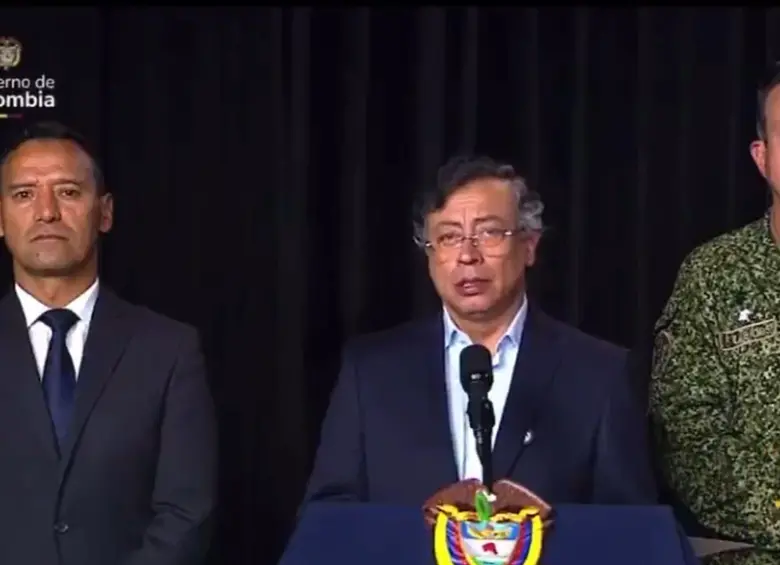 De izquierda a derecha: el ministro de Defensa Pedro Sánchez; presidente Gustavo Petro y el comandante de las Fuerzas Militares, almirante Francisco Hernando Cubides. Foto: captura de video