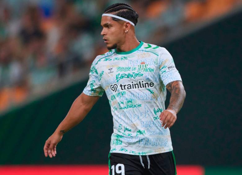 El delantero risaraldense Juan Camilo Hernández, de 26 años, llegó al Real Betis a inicios del 2025. FOTO: TOMADA DEL X DE @RealBetis