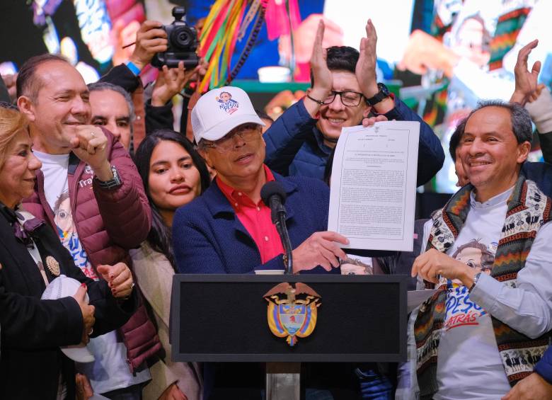 El presidente Gustavo Petro firmó el decreto transitorio del salario mínimo 2026 y mantuvo la cifra en $2 millones. Foto: Presidencia