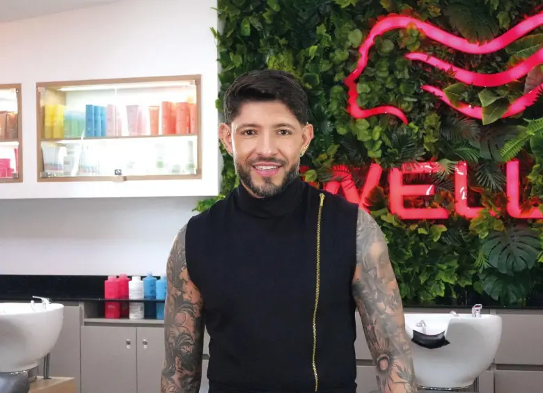 Álvaro Cadavid convirtió la peluquería en un proyecto de vida marcado por la técnica, la formación y el trato cercano con sus clientes. FOTO: Cortesía. 