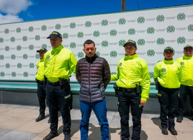 Alias ‘El Costeño’ fue capturado en el barrio El Muelle, el la localidad de Engativa, en el noroccidente de Bogotá. Foto Fiscalía General de la Nación. 