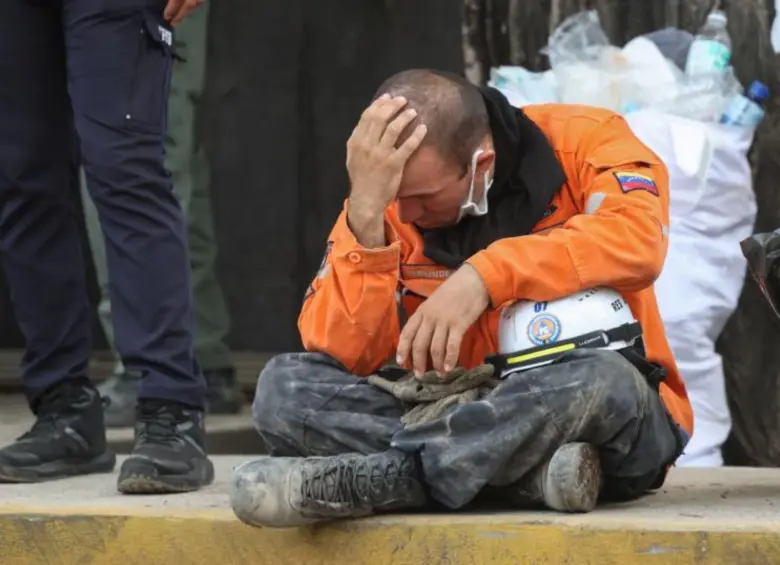 Un socorrista se ve abatido durante las labores de rescate, en las que Venezuela ha recibido apoyo internacional. FOTO Getty