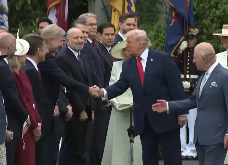 Durante la recepción en la Casa Blanca, Trump se coló en la fila de saludos frente a la reina Camila, un gesto que fue interpretado como una “falta de respeto”. Foto: Captura de video