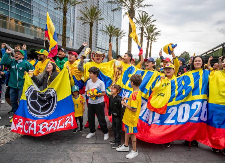 Cánticos, tambores y un mar de camisetas tricolores paralizaron las avenidas principales de Ciudad de México. FOTO: Juan Antonio Sánchez