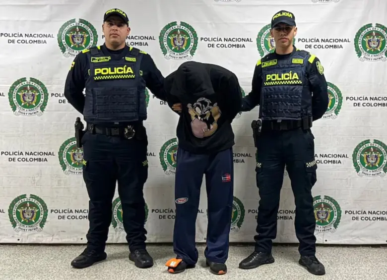 Momento de la captura del sujeto de 31 años tras cometer los actos obscenos. FOTO: Policía Metropolitana de Bogotá