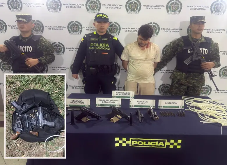 Adelante, parte de las armas encontradas por las autoridades. Atrás, uno de los detenidos. FOTO: Cortesía
