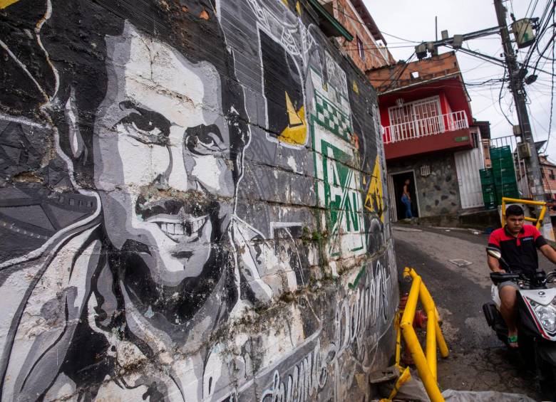 En algunos sectores de Medellín se les sigue hablando a los turistas sobre el extinto cartel de Pablo Escobar. FOTO: CARLOS VELÁSQUEZ