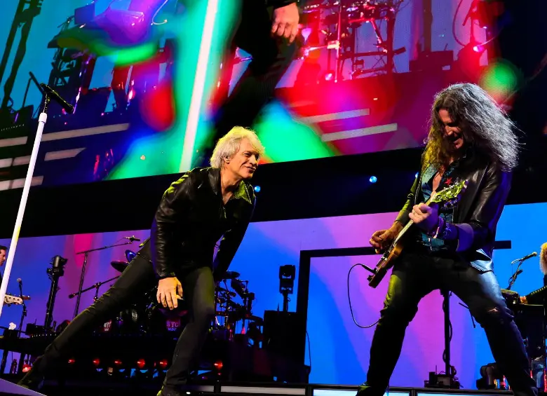 Jon Bon Jovi y Phil X en el primer concierto del regreso de la banda a los escenarios en Nueva York. FOTO Getty