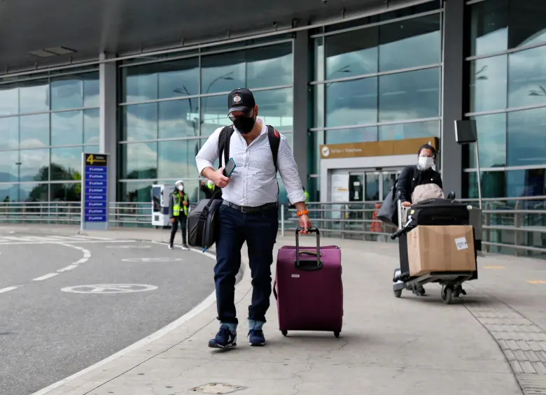 El aeropuerto El Dorado, de Bogotá, ha padecido problemas en su operación por la presencia de drones y aeronaves militares, entre otros. FOTO: COLPRENSA.
