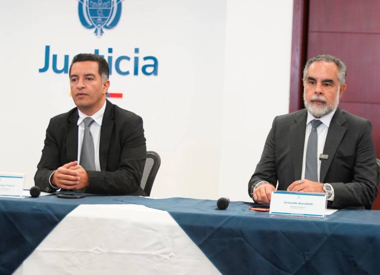 Los ministros de Justicia (e) Andrés Idárraga, y del Interior, Armando Benedetti, tras el Consejo Nacional de Estupefacientes. FOTO: Tomada de X @MinjusticiaCo